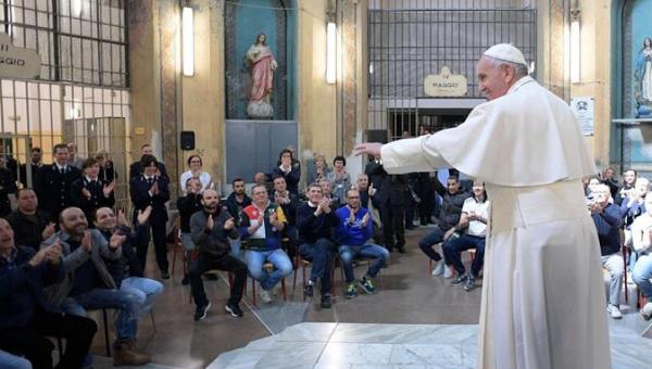 Il Papa al carcere di San Vittore: Per curare il cuore di Gesù ferito